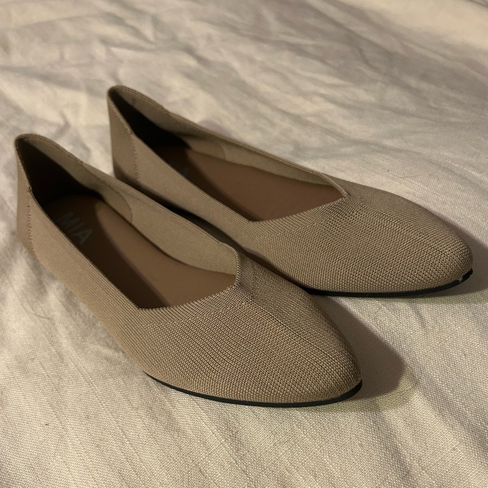 NWT Beige Women's Flats